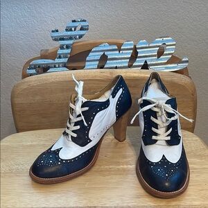 Classic Two-Tone Women's Oxford Heels